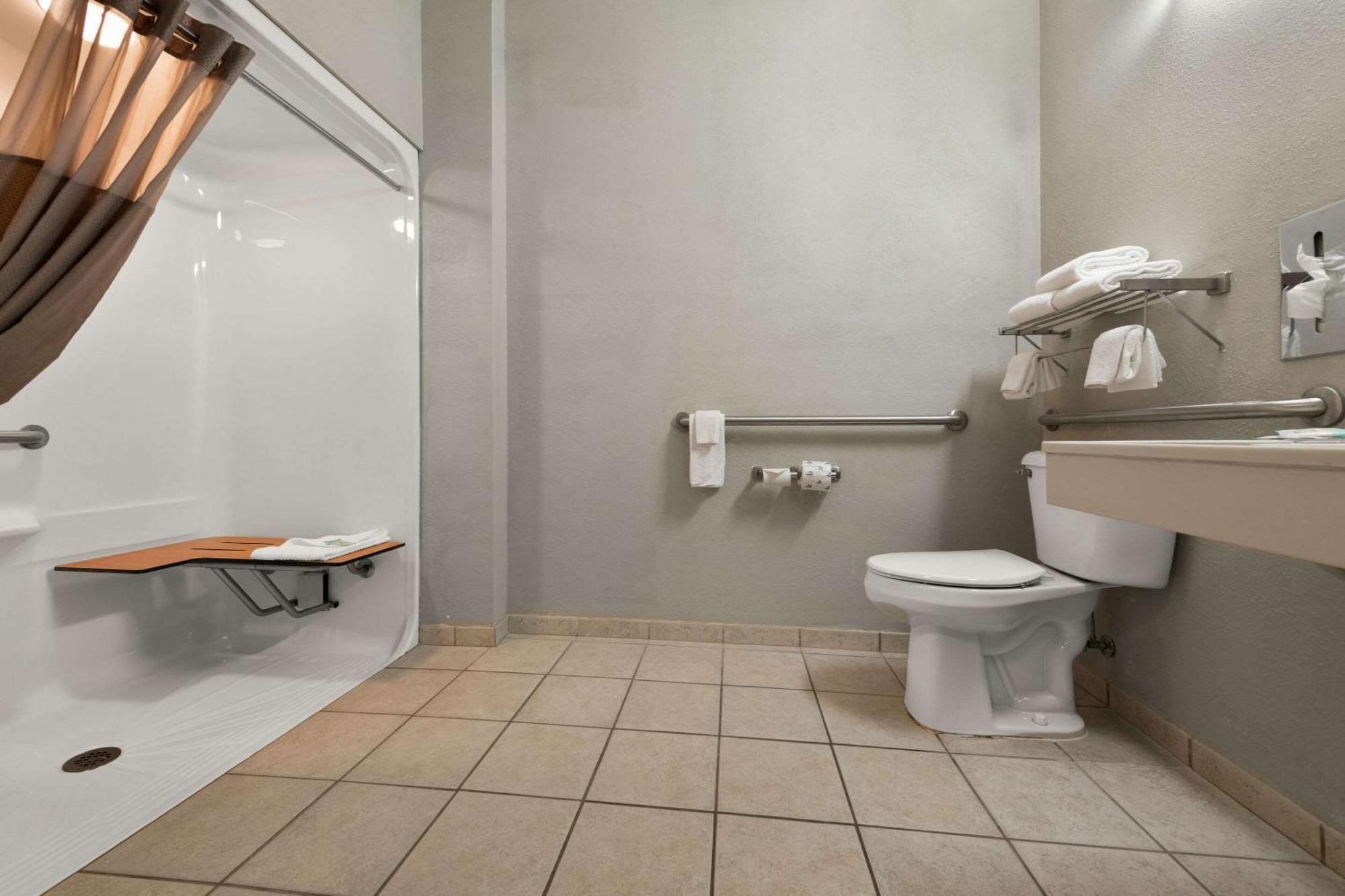 Rodeway Inn & Suites Tomahawk Екстер'єр фото