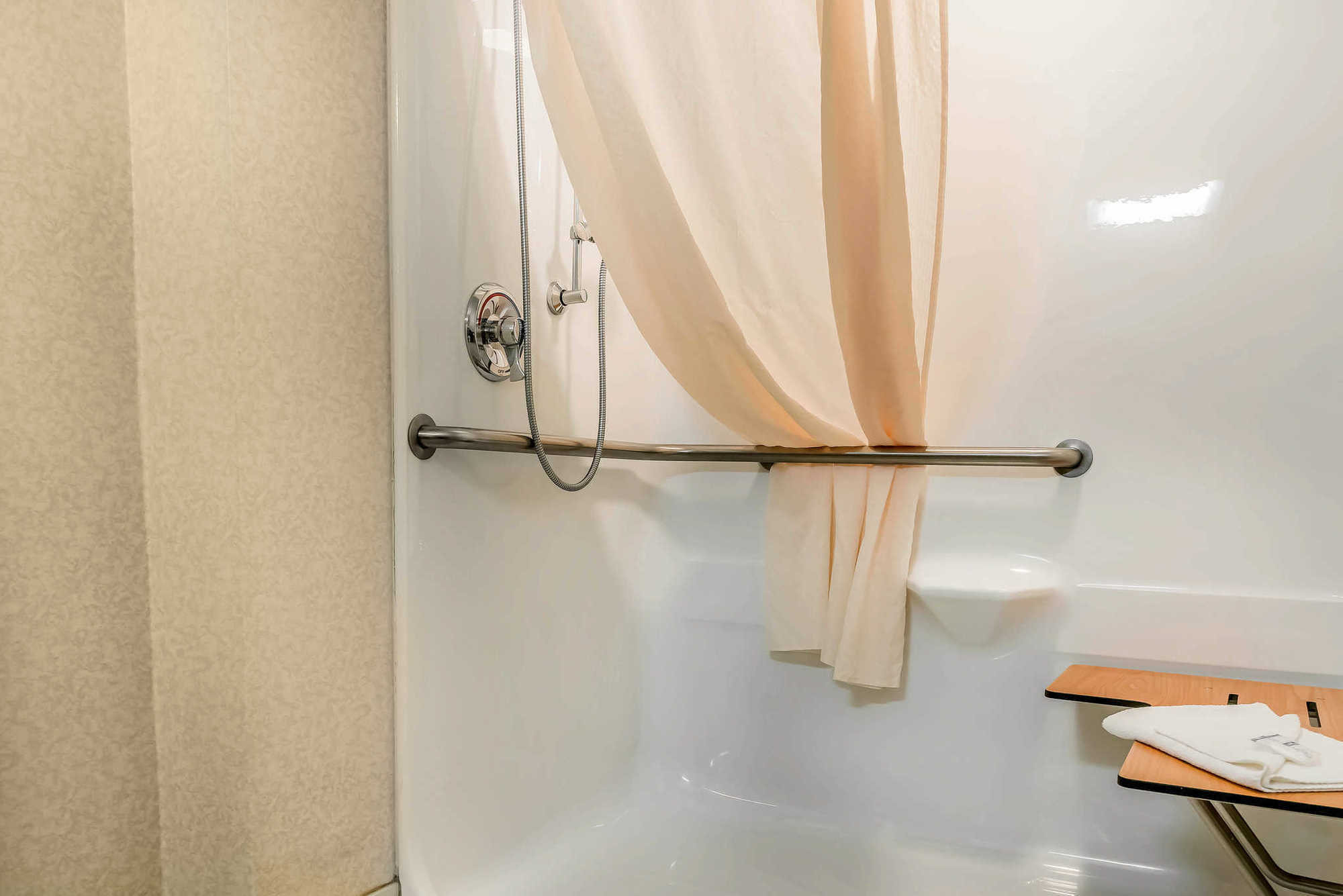 Rodeway Inn & Suites Tomahawk Номер фото